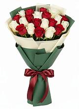 Букет Микс из красных и белых роз в Лапино