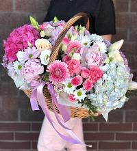 Композиция солнечный день в Лапино Цветочная композиция из Розы, Хризантемы, Пионы и Лизиантусы в корзине в Лапино