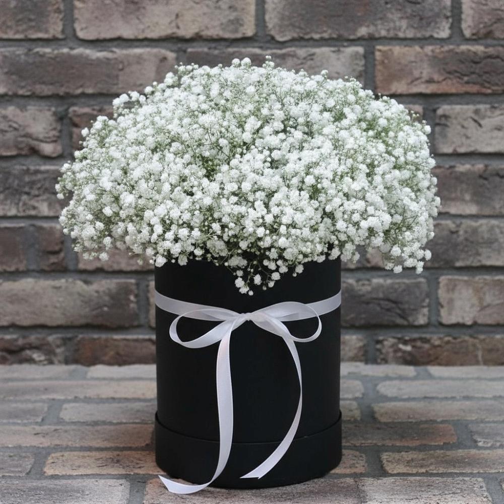 Цветочная композиция из Гипсофила в шляпной коробке в Лапино