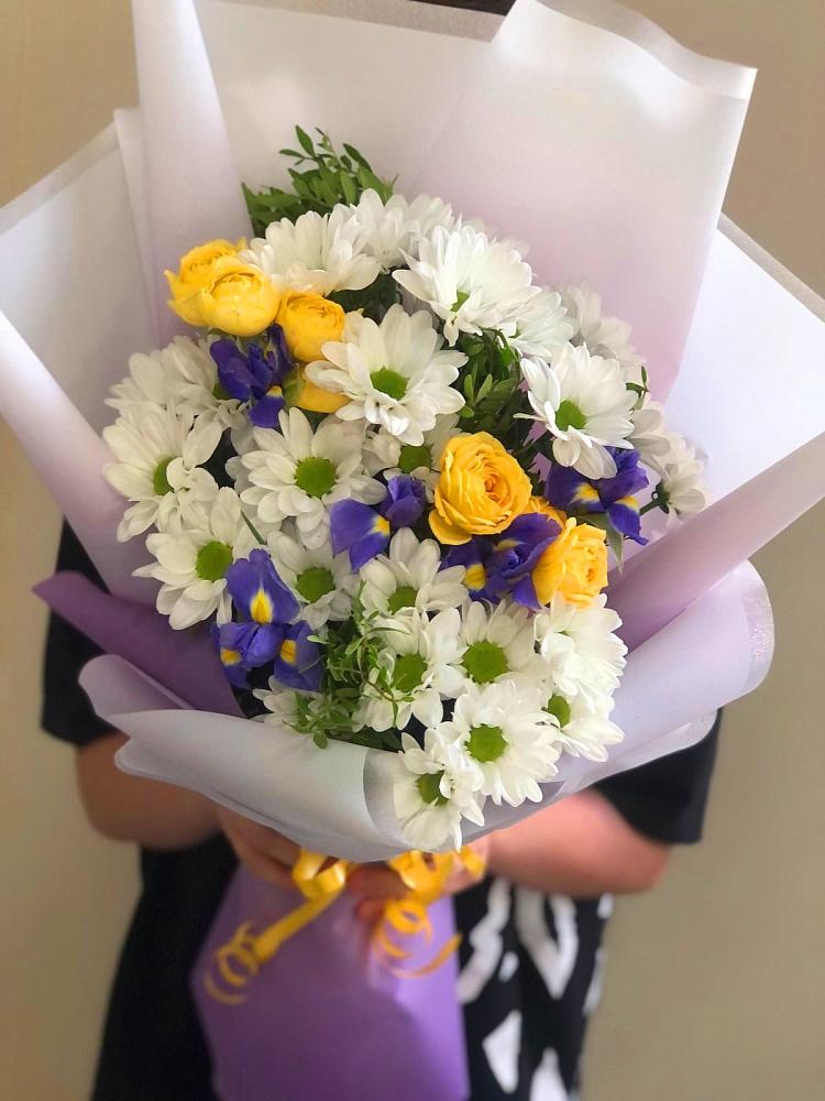 Букет цветов из: Ирисы, Хризантемы и Розы в Лапино