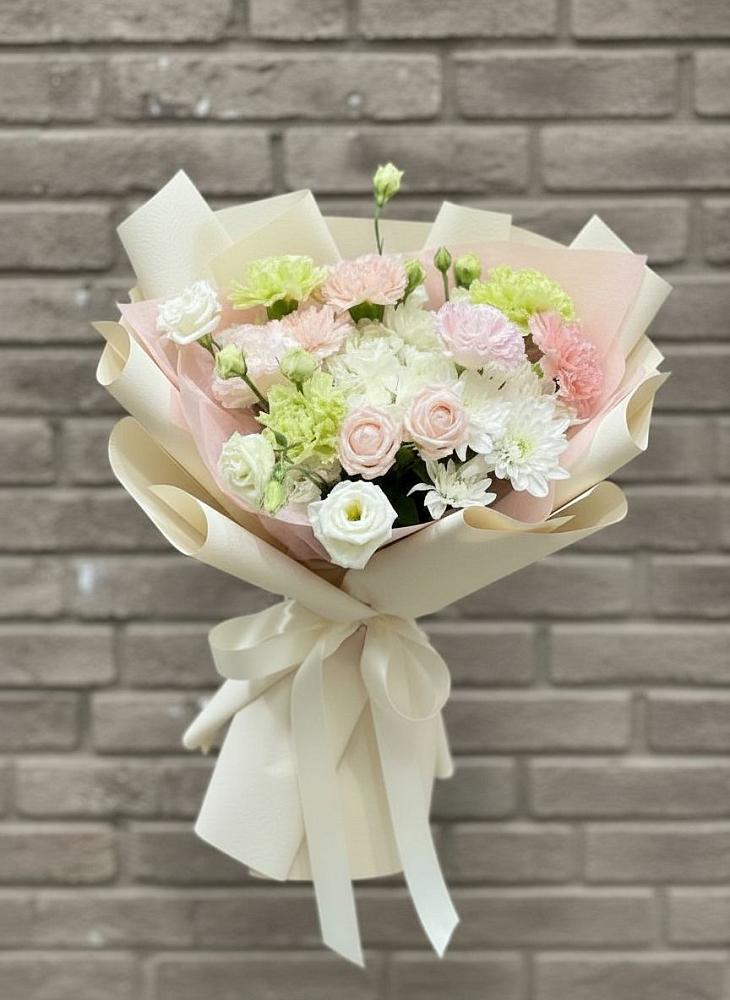 Букет цветов из: Гвоздики, Розы, Лизиантусы и Хризантемы в Лапино