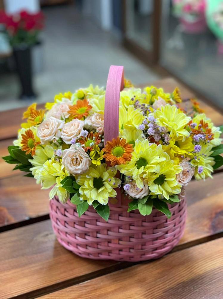 Цветочная композиция из Хризантемы и Розы в корзине в Лапино