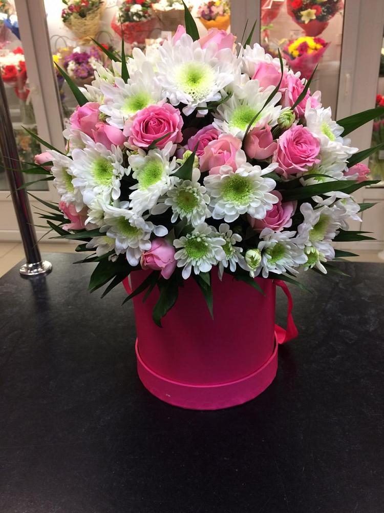 Цветочная композиция из Розы и Хризантемы в шляпной коробке в Лапино