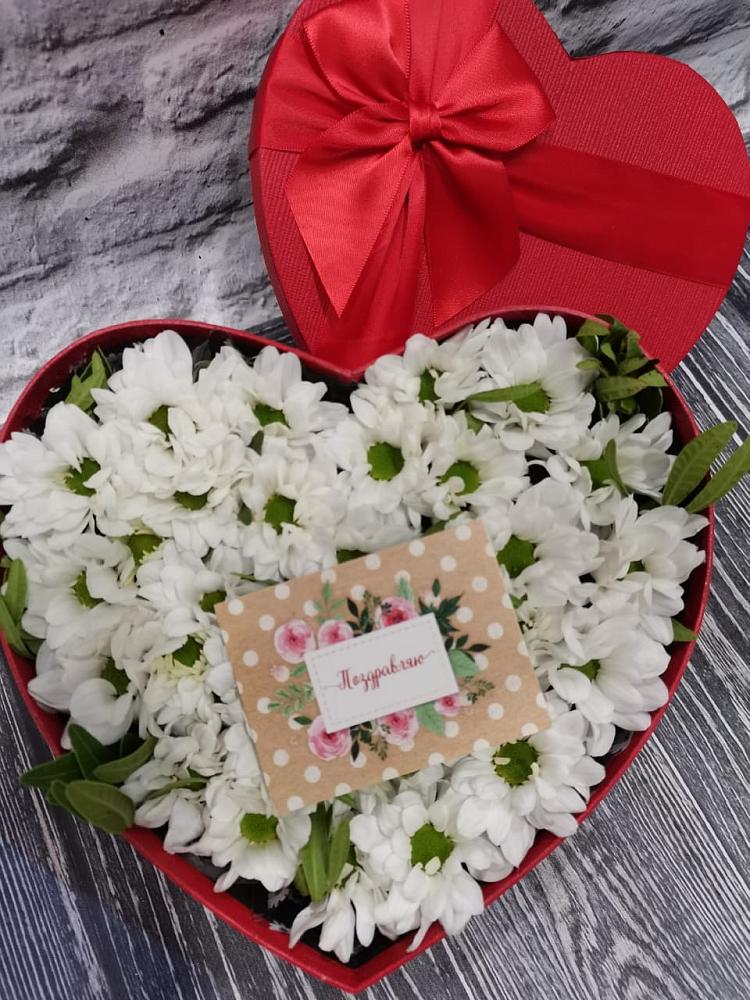 Цветочная композиция из Хризантемы в виде сердца в Лапино