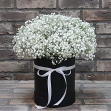 Цветочная композиция из Гипсофила в шляпной коробке в Лапино