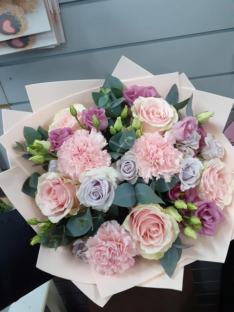 Букет цветов из: Розы, Гвоздики и Лизиантусы в Лапино